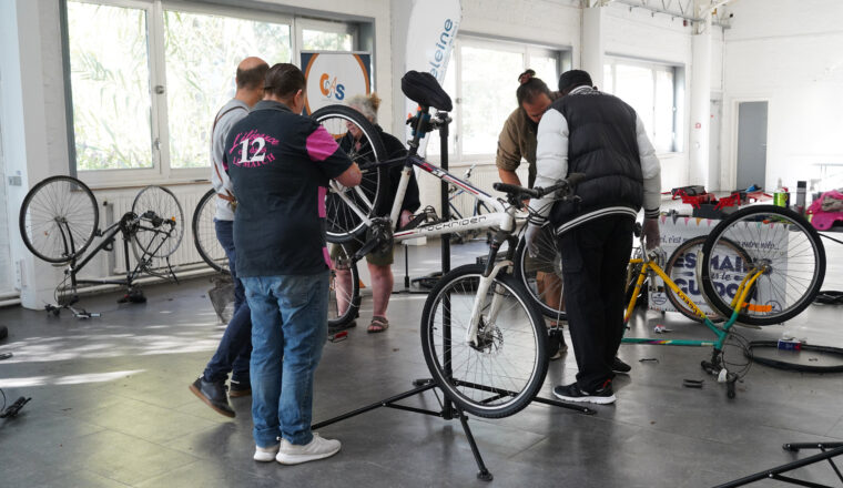 Ateliers solidaires de réparation de vélos, au CCAS de La Madeleine